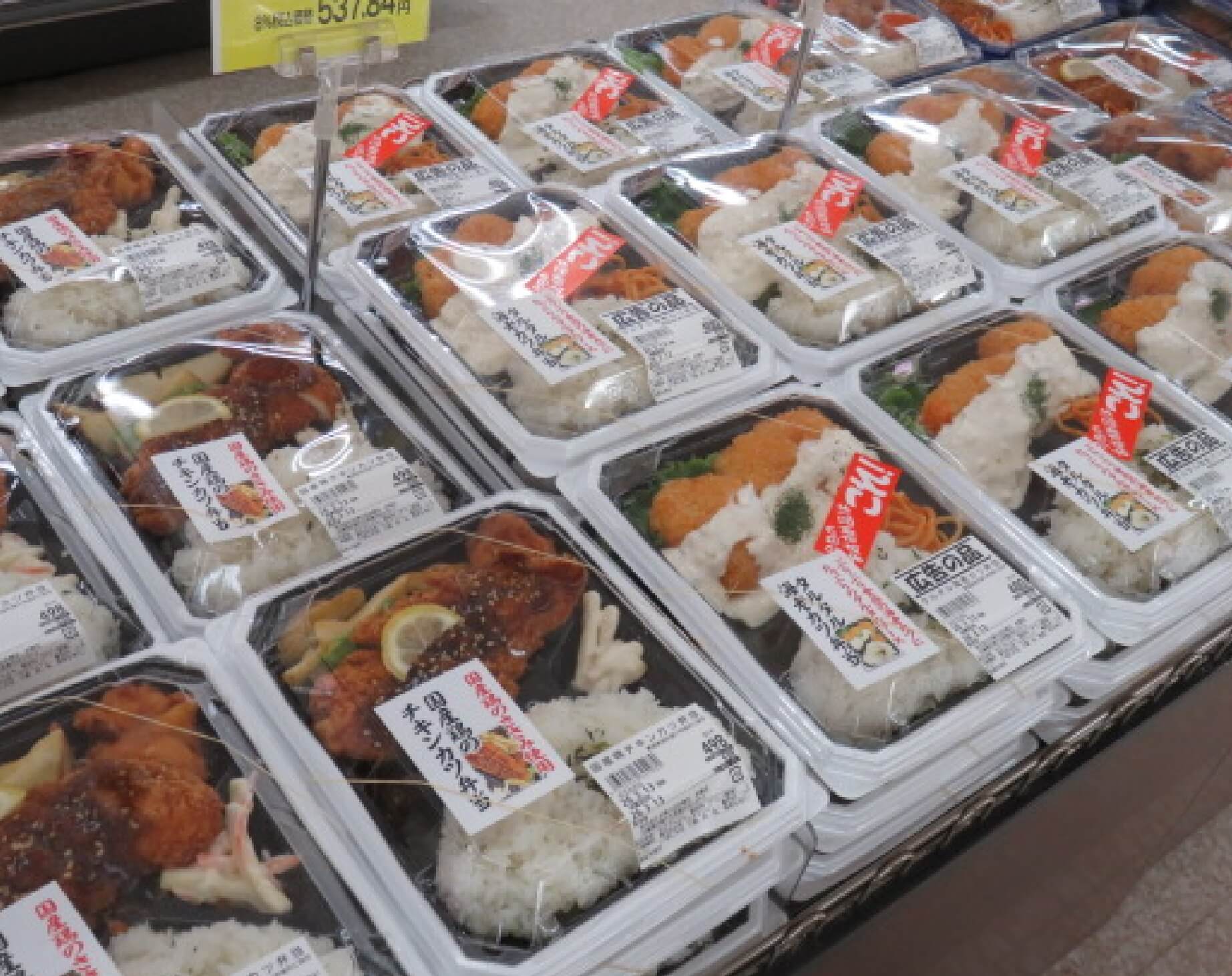 惣菜が陳列されている写真